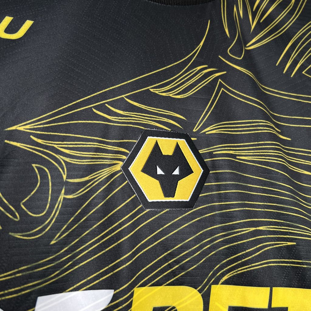 Camiseta Wolverhampton visita 2024/25 versión fan.